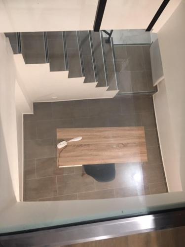an overhead view of a staircase in a room at COSY PUTEAUX QUAI DION BOUTOn in Puteaux