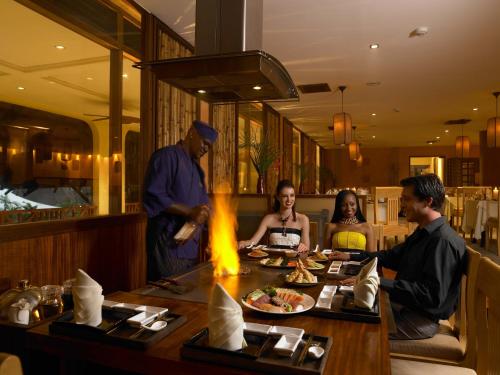 Gæster der bor på Diani Reef Beach Resort & Spa - Your Beachfront Bliss Awaits