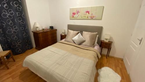 a small bedroom with a bed and two night stands at Charmante Maison Bretonne à 2 minutes des plages in Plouescat