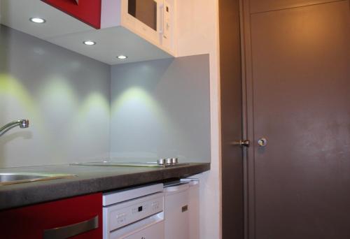 une cuisine avec un évier et un plan de travail dans l'établissement travelski home select - Vue Pistes, à La Plagne