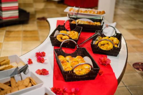 a table with four baskets of food on a table at Hotel Mato Grosso Águas Quentes in Sucuri