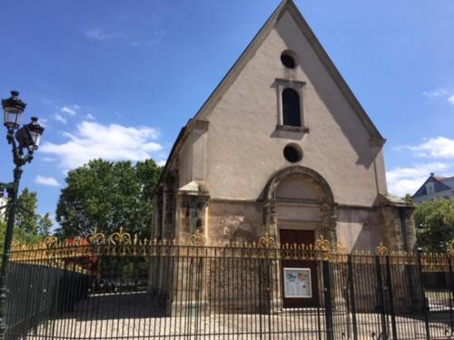 a church with a fence in front of a building at COSY PUTEAUX QUAI DION BOUTOn in Puteaux