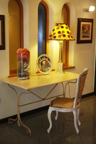 a desk with a lamp and a chair at Hotel Cristallo di La Rosetta Srl in Assisi