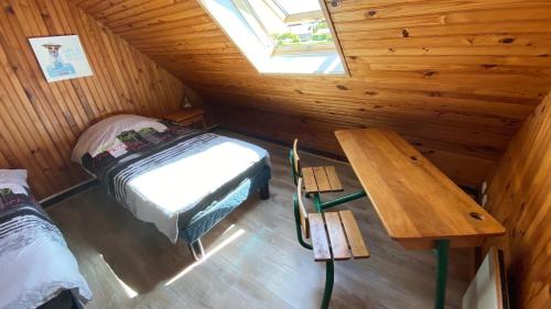 a room with a bed and a table in a cabin at Charmante Maison Bretonne à 2 minutes des plages in Plouescat