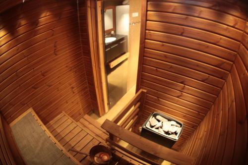 einen Blick über ein Zimmer in einer Sauna in der Unterkunft Vietti Suites in Tahkovuori