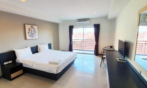 sypialnia z łóżkiem i telewizorem w obiekcie B Space Residence w mieście Nong Prue