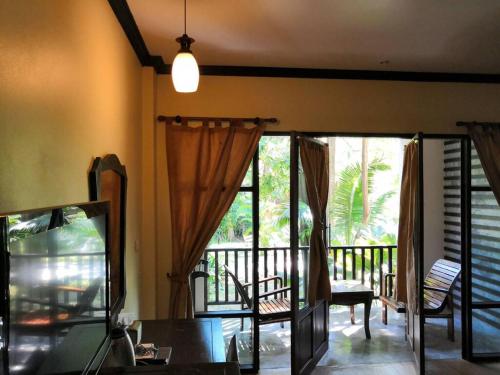 - un salon avec vue sur un balcon dans l'établissement Seashell Resort Koh Tao-SHA Plus, à Koh Tao
