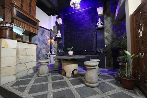 ジョグジャカルタにあるHotel Mataram Malioboroの紫の壁の部屋