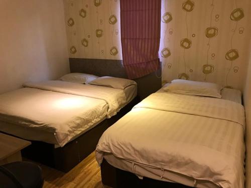 波德申的住宿－我家民宿，小型客房设有两张单人床和窗户。