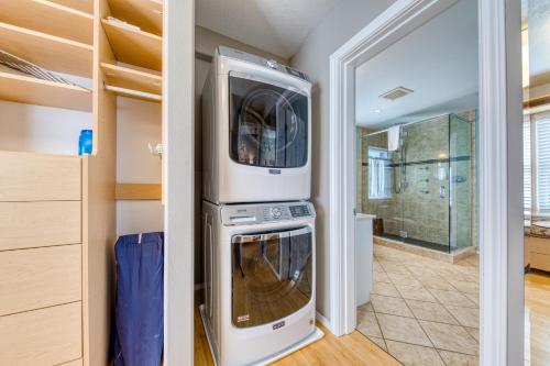a washer and dryer in a room with a bathroom at Vinovilla in Rockaway Beach