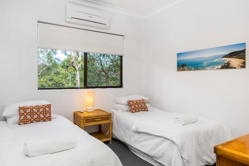 2 camas individuales en una habitación con ventana en Byron Bay Accom Koranba on Lawson, en Byron Bay