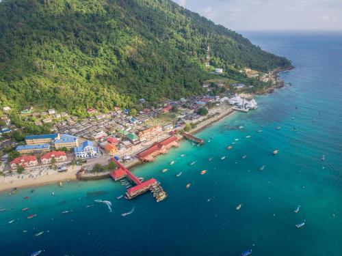 Luftblick auf eine Stadt am Strand in der Unterkunft Perhentian Damia in Perhentian Island