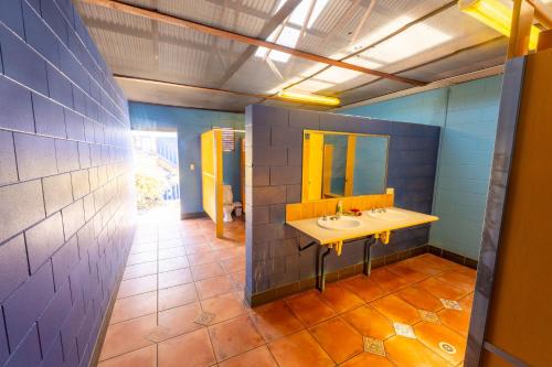 y baño con lavabo y espejo. en Cool Bananas Backpackers, en Agnes Water