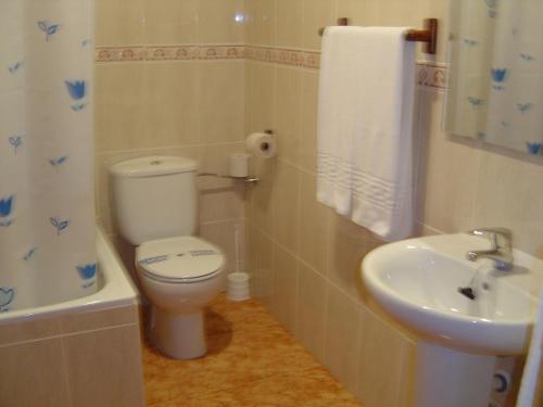 A bathroom at Hostal D´Ernes