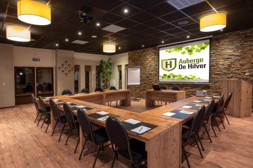 a conference room with a large wooden table and chairs at Hotel & Restaurant - Auberge De Hilver in Diessen