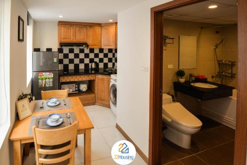 eine kleine Küche mit einem Tisch und einem WC in der Unterkunft 22Housing luxury Hotel & Residence 39 Linh Lang in Hanoi