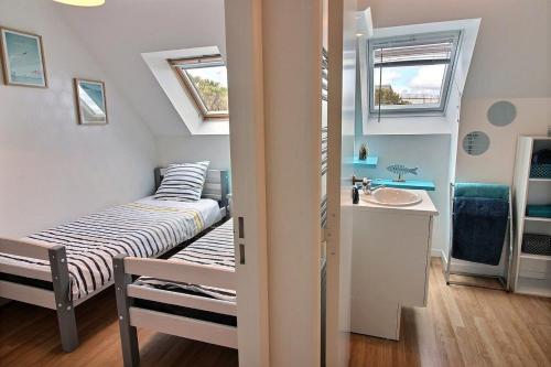 een kleine kamer met een bed en een wastafel bij Gite - Le Green - Maison avec Terrasse dans parc avec piscine proche plages et Golf in Pléneuf-Val-André