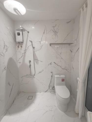 Un baño de Double Bed Hotel