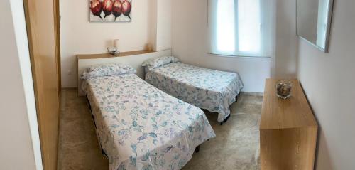トレモリノスにあるNova beachのベッド2台と窓が備わる客室です。