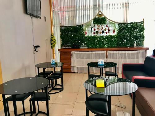 Penginapan Intan Bandara tesisinde bir restoran veya yemek mekanı