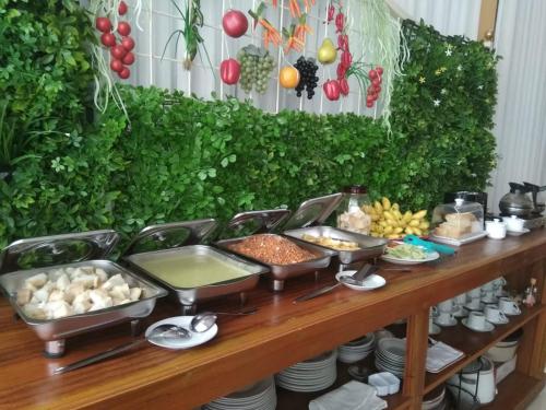 Makanan di atau di tempat lain dekat penginapan