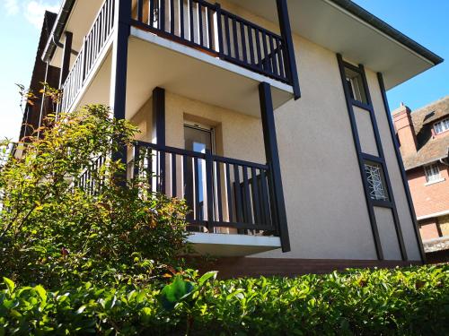 un balcon d'un bâtiment avec balustrade noire dans l'établissement STUDIO Cabourg Résidence LES GEMEAUX, à Cabourg