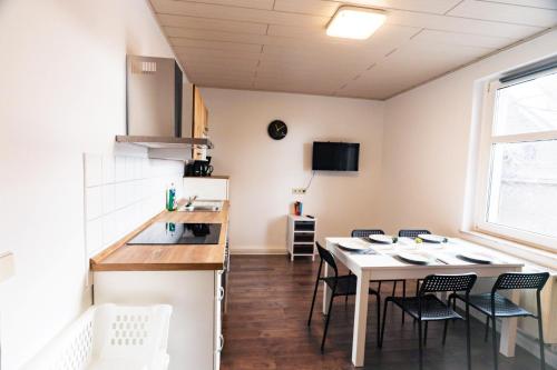 eine Küche und ein Esszimmer mit einem Tisch und Stühlen in der Unterkunft cosy apartment in Neupetershain with Wifi in Neupetershain