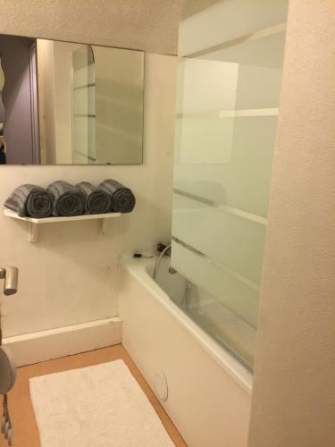 une salle de bain avec une baignoire et un miroir dans l'établissement Vue imprenable avec piscine à Sète, à Sète