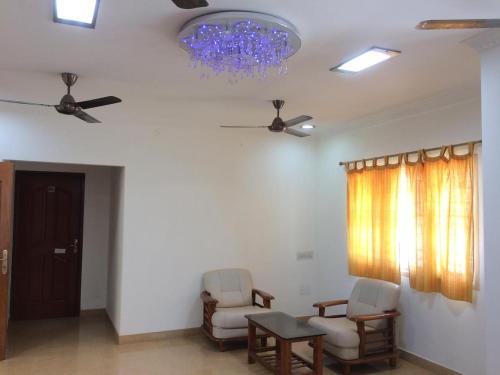 Posezení v ubytování Swarna Sudarshan Service Apartment @ Adyar chennai
