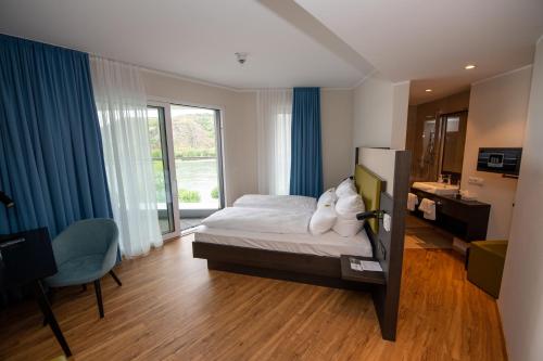 Säng eller sängar i ett rum på EINSTEIN Hotel am Römerpark