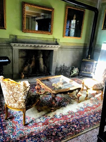 a living room with a coffee table and a fireplace at Angolo di Paradiso B&B in Grizzana
