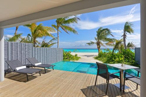 Πισίνα στο ή κοντά στο OUTRIGGER Maldives Maafushivaru Resort - 25 percent discount on transfers for min 4 nights stay and more, valid for reservations between 01 July till 22 Dec 2025