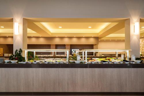 een buffet in een hotel met schalen vol eten bij Porto Platanias Village Resort in Plataniás