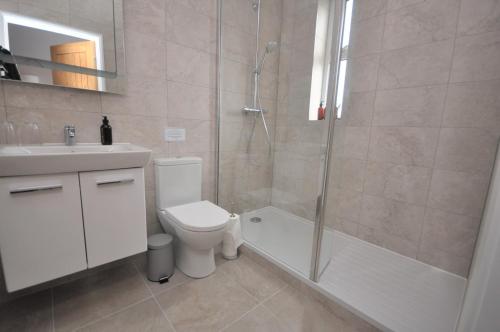 ein Bad mit einer Dusche, einem WC und einem Waschbecken in der Unterkunft Sixteen B in York