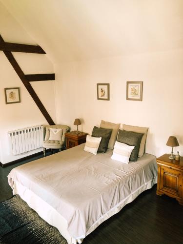 Un pat sau paturi într-o cameră la Maison d'hôtes La Rose d'Alsace