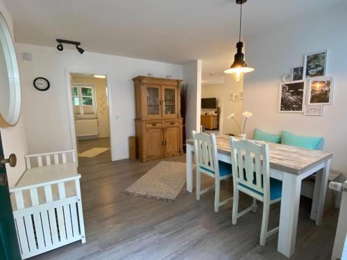 a kitchen and dining room with a table and chairs at Ferienwohnung Wülfrath in Wülfrath