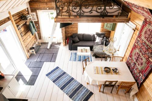 an overhead view of a living room with a table at Hugsnäset Semesterstugor och Fiske in Gällö
