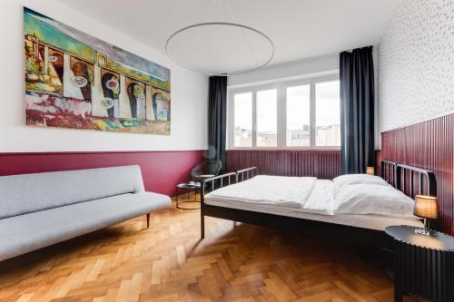 sypialnia z łóżkiem i kanapą w obiekcie Apartment Petrska w Pradze