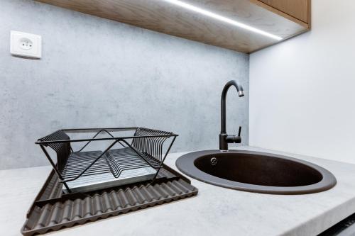 ein schwarzes Waschbecken auf einer Theke mit einem Wasserhahn in der Unterkunft Apartment Petrska in Prag