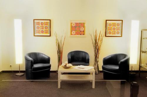 a waiting room with two chairs and a table at INA Hotel Royal in Cologne