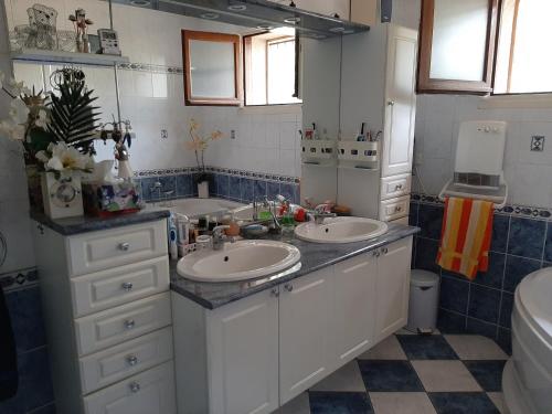 a bathroom with two sinks and a tub at La Palatine chambre chez l habitant à 20 mn de Rodez in Calmont