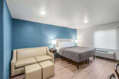 WoodSpring Suites Atlanta McDonough tesisinde bir odada yatak veya yataklar