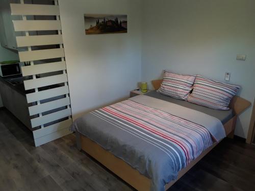 Posteľ alebo postele v izbe v ubytovaní Apartman Studio Erin