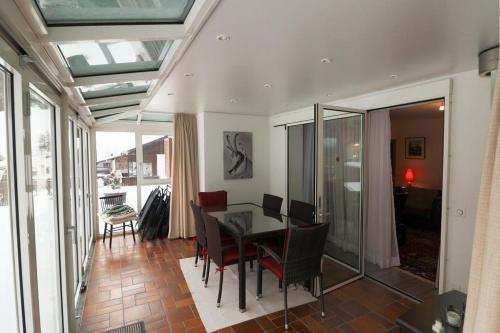 a dining room with a table and chairs at Casa Berger in Bolgen