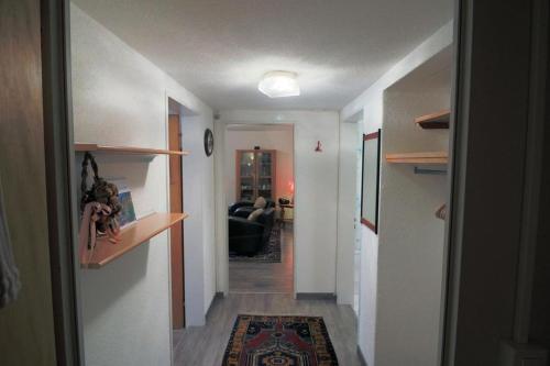 un couloir menant à un salon avec un canapé dans l'établissement Casa Berger, à Bolgen
