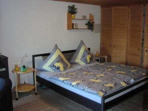 Säng eller sängar i ett rum på Ferienwohnung Haus Bonny, Bollendorf