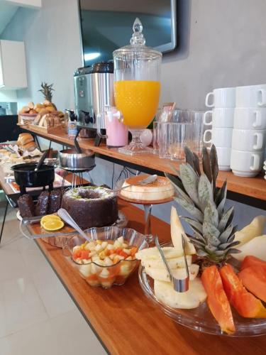 een buffet met verschillende soorten eten op tafel bij Pousada CasaPark in Penha