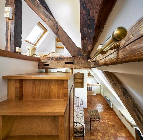 Cette chambre mansardée est dotée de poutres apparentes. dans l'établissement Saint Germain Flat, à Paris
