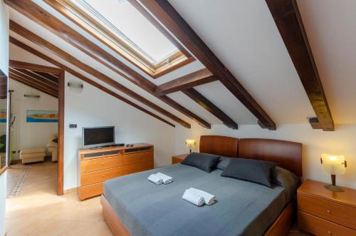 Posteľ alebo postele v izbe v ubytovaní Ca' do Pescou, Charming 2,Bedroom Apartment with Stunning Hill Views Overlooking the Greenery