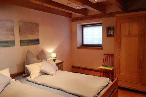 a bedroom with two beds and a window at SEENAH - Ihre Wohnung am Bodensee / Untersee in Gaienhofen